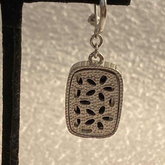 NWOT - Silvertone Lever Back Black Rectangular Stone & Crystal Drop Earring - Picture 7 of 9